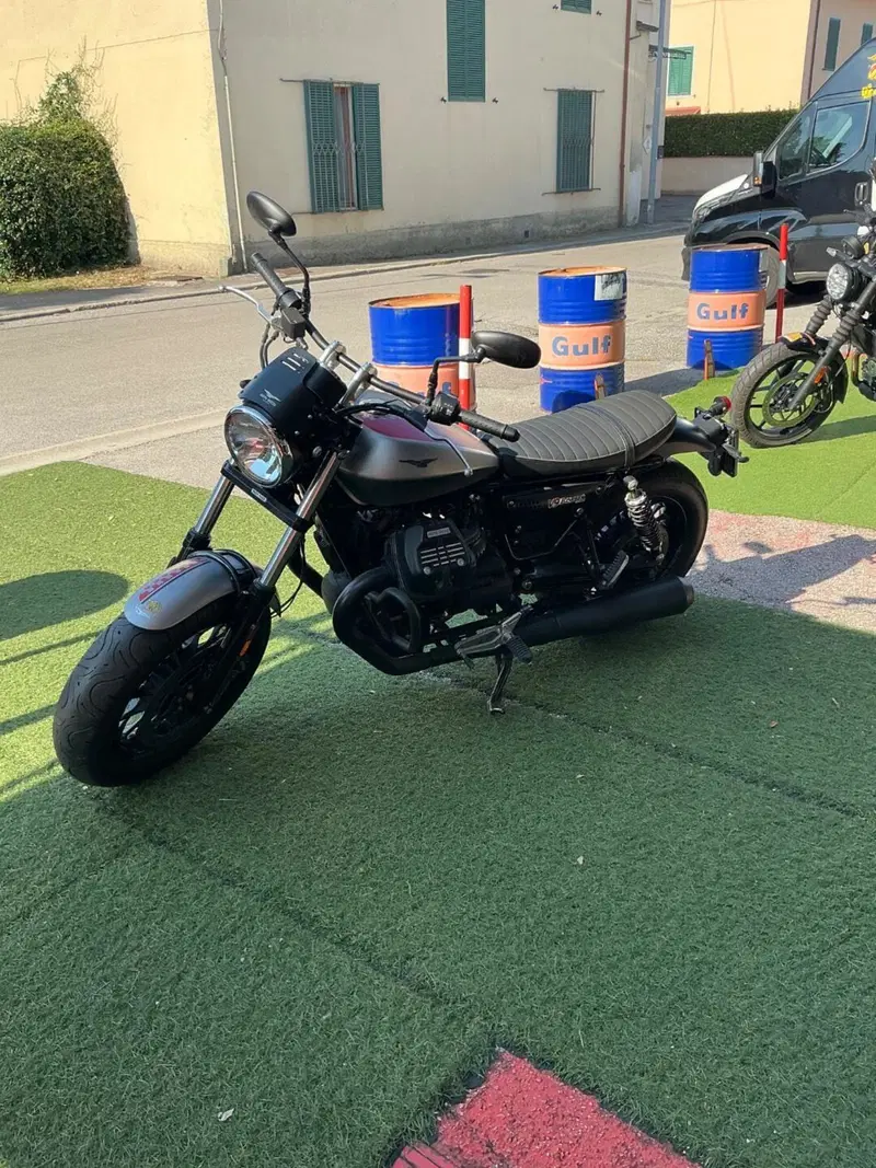 Moto Guzzi V9 Bobber (2016 - 18) (4)