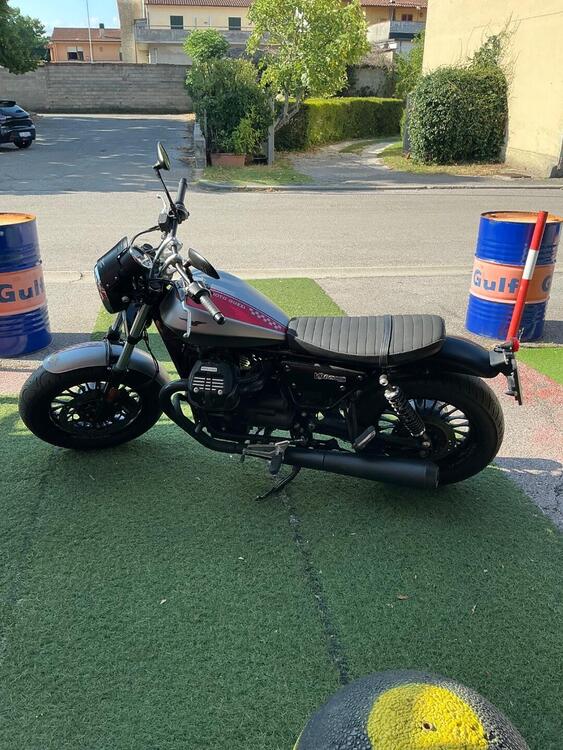 Moto Guzzi V9 Bobber (2016 - 18) (5)