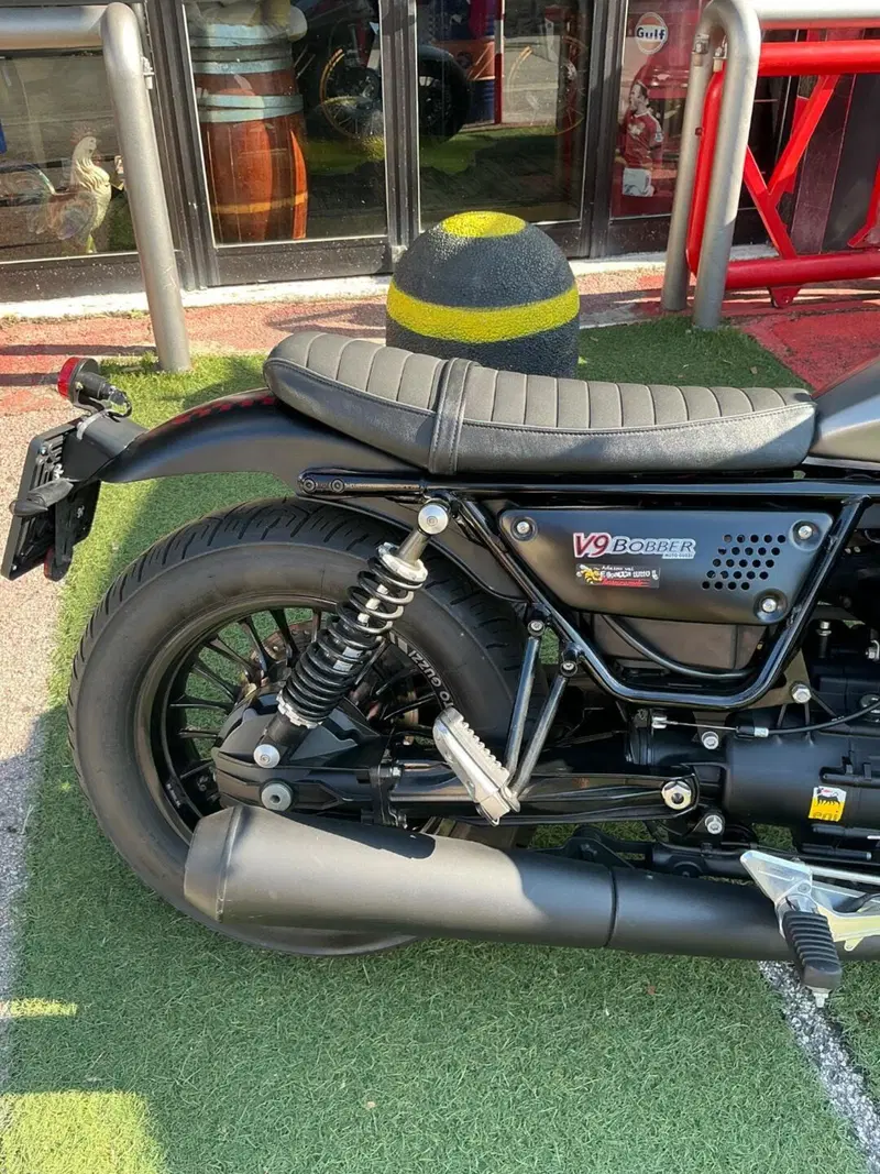 Moto Guzzi V9 Bobber (2016 - 18) (8)