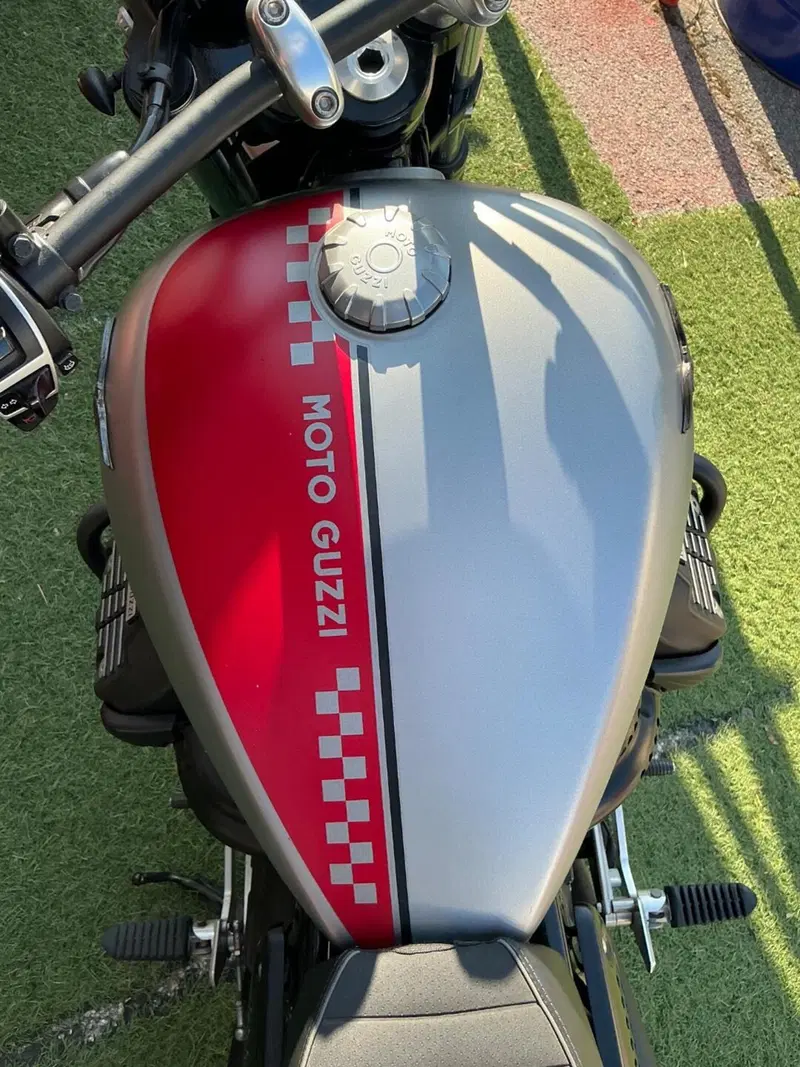Moto Guzzi V9 Bobber (2016 - 18) (13)