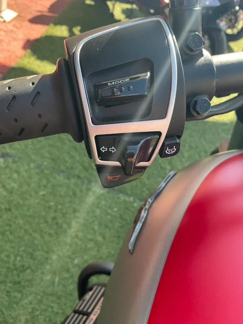 Moto Guzzi V9 Bobber (2016 - 18) (14)