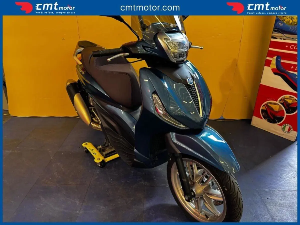 Piaggio Beverly 300 Hpe (2021) (2)