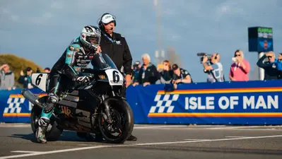 Classic TT: Dunlop e la Norton a 123 mph? Il confronto con Hislop e la mitica vittoria del 1992