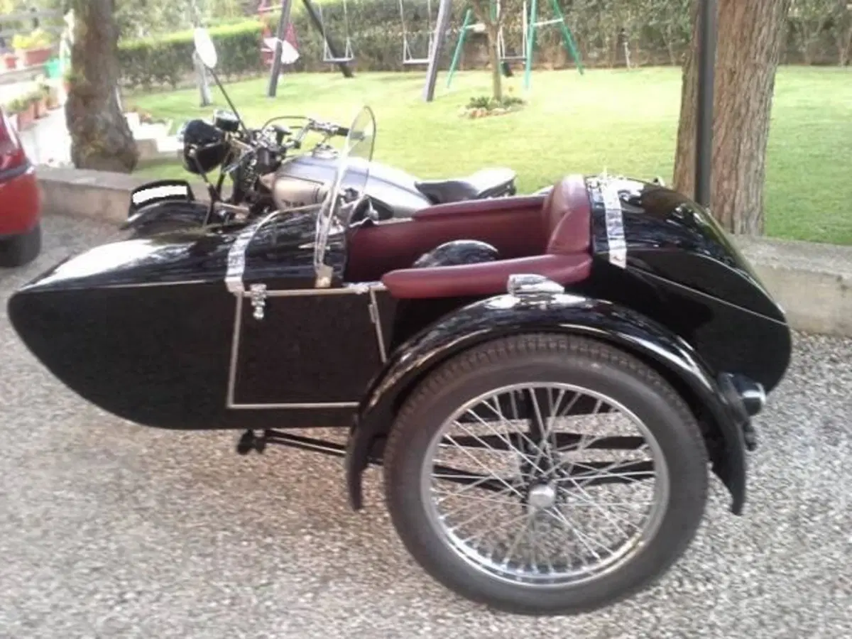 Bsa M20 500 del 1939 con sidecar Swallow (6)