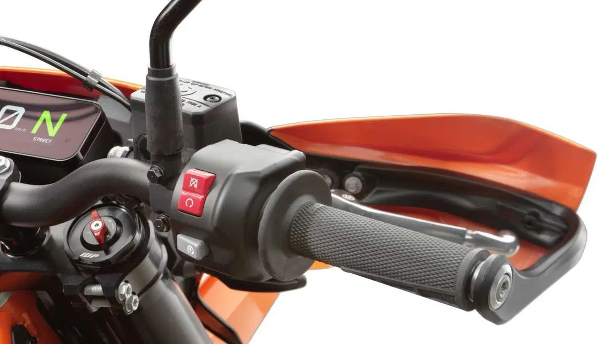 KTM 690 SMC R 690 SMC R (2026) (8)