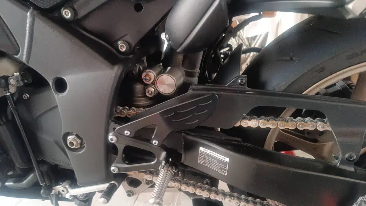 Yamaha YZF R1 (2012 - 14) (9)