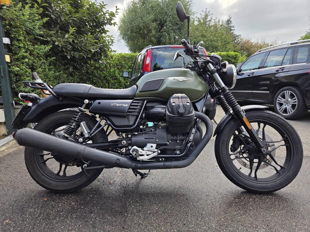 Moto Guzzi V7 III Stone (2017 - 20) (2)