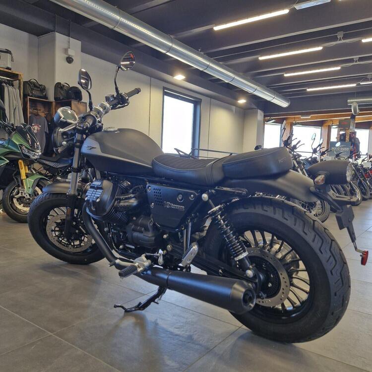 Moto Guzzi V9 Bobber (2021 - 25) (4)