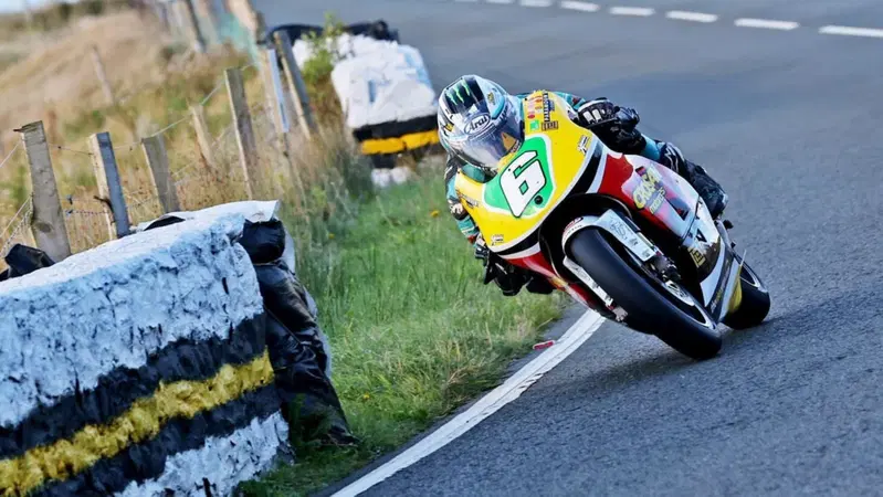 Classic TT 2025: Michael Dunlop vince la Lightwheight in sella alla Honda 250