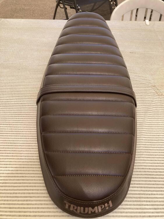 SELLINO ORIGINALE TRIUMPH (2)