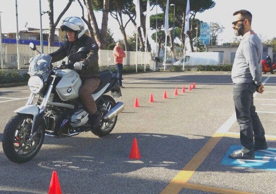 GuidaSicuraMoto e BMW Motorrad Roma: lezioni di moto