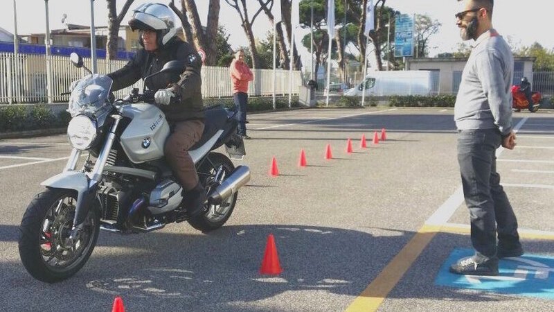 GuidaSicuraMoto e BMW Motorrad Roma: lezioni di moto