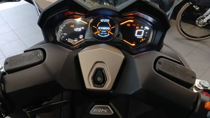 Kymco AK 575 Premium (2025 - 26) (2)