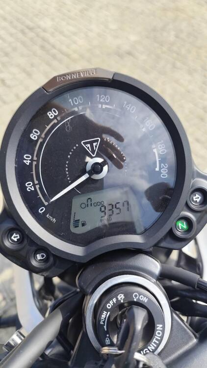 Triumph Street Twin 900 (2021 - 22) (4)