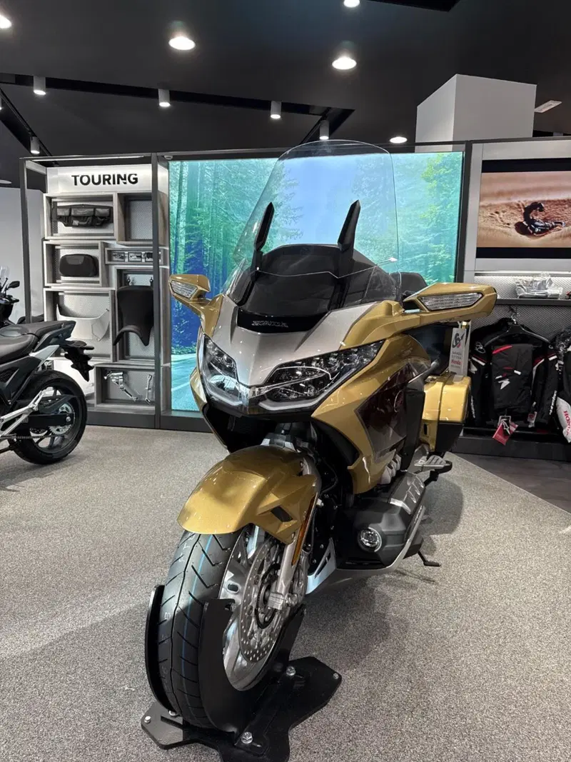 Honda GL 1800 Gold Wing Tour 50° Anniversario (2025 - 26) (2)