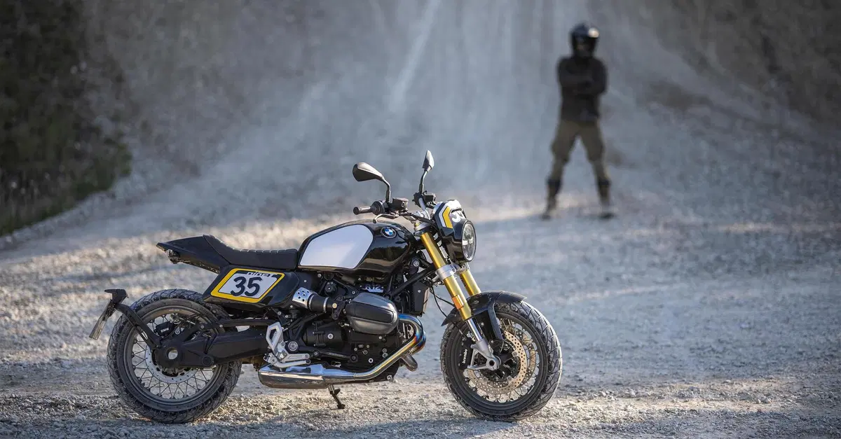 BMW Motorrad lancia The Tracker, il pack flat track per la R 12 nineT [GALLERY]