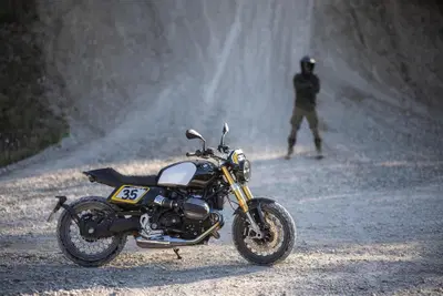 BMW Motorrad lancia The Tracker, il pack flat track per la R 12 nineT [GALLERY]