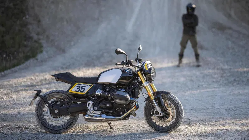 BMW Motorrad lancia The Tracker, il pack flat track per la R 12 nineT [GALLERY]