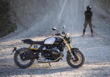 BMW Motorrad lancia The Tracker, il pack flat track per la R 12 nineT [GALLERY]