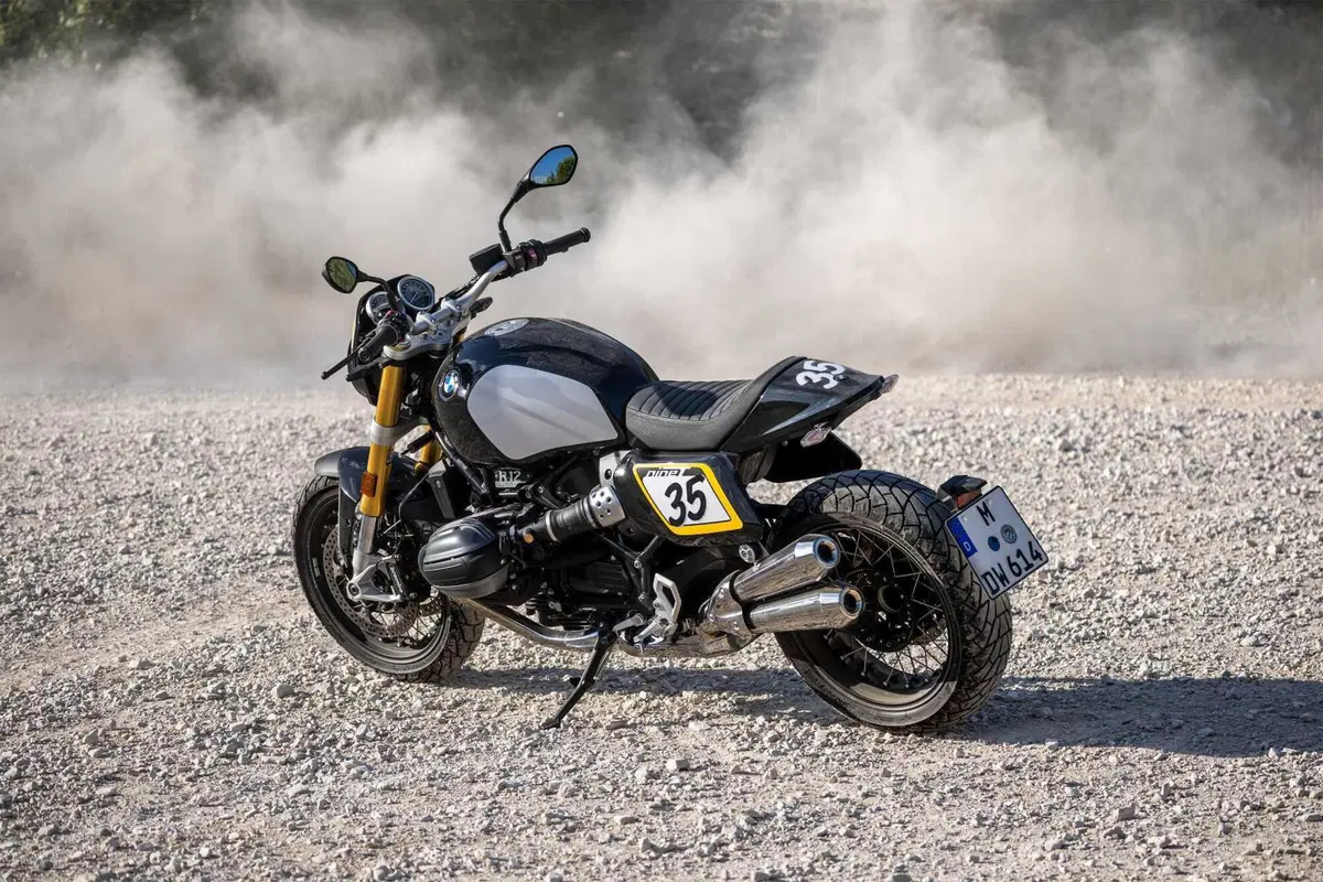 BMW Motorrad lancia The Tracker, il pack flat track per la R 12 nineT (4)