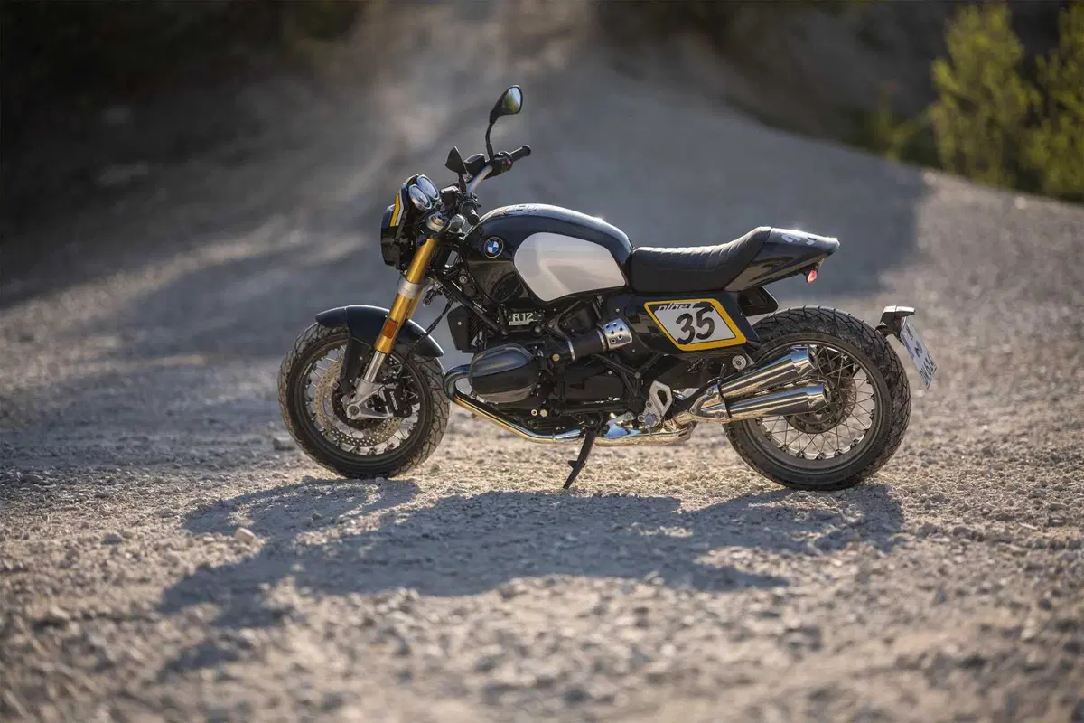 BMW Motorrad lancia The Tracker, il pack flat track per la R 12 nineT (5)