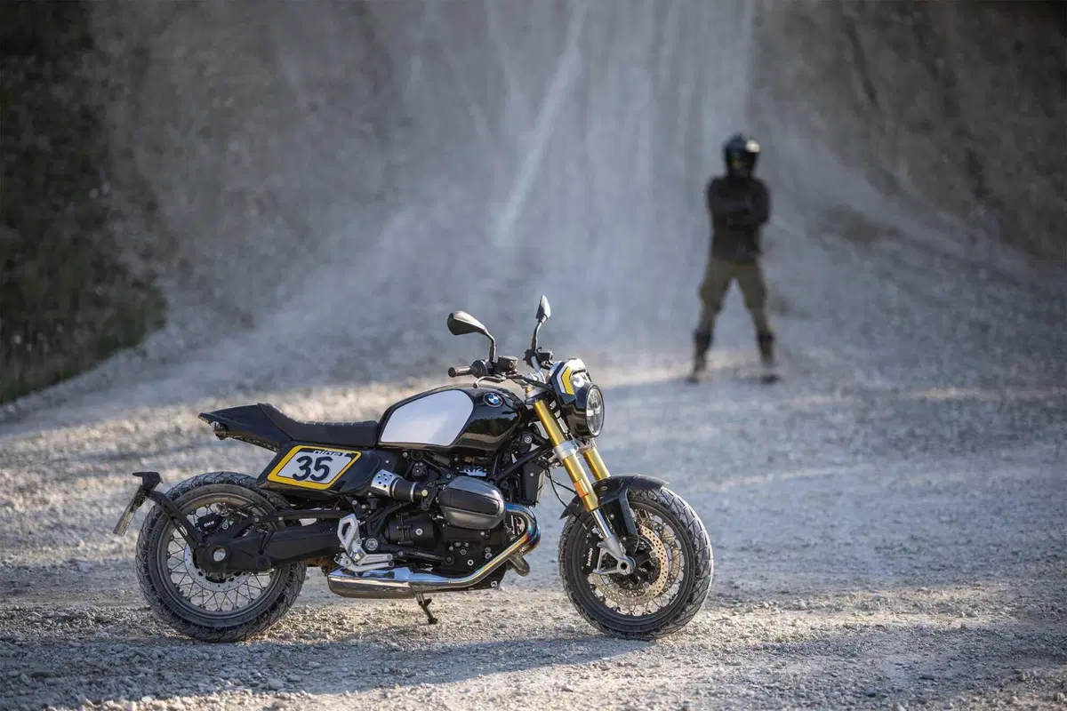 BMW Motorrad lancia The Tracker, il pack flat track per la R 12 nineT (11)