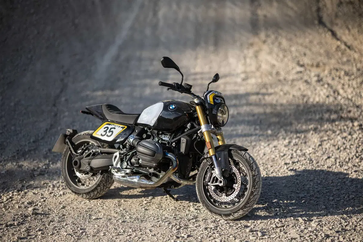 BMW Motorrad lancia The Tracker, il pack flat track per la R 12 nineT (6)