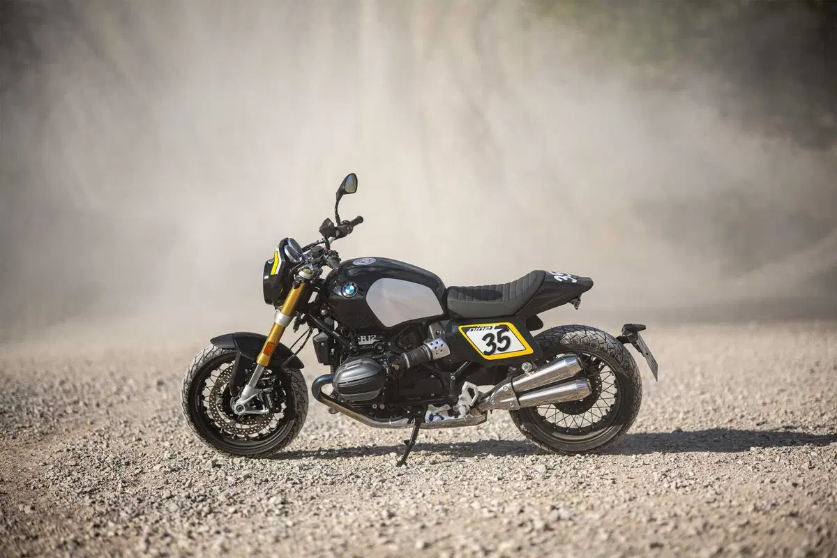 BMW Motorrad lancia The Tracker, il pack flat track per la R 12 nineT (7)