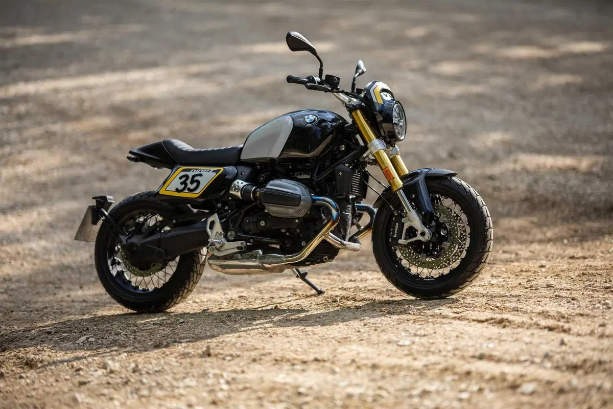 BMW Motorrad lancia The Tracker, il pack flat track per la R 12 nineT (8)