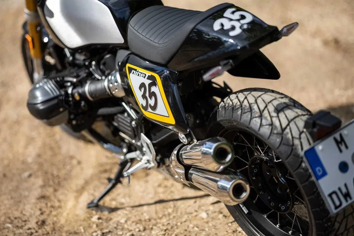 BMW Motorrad lancia The Tracker, il pack flat track per la R 12 nineT