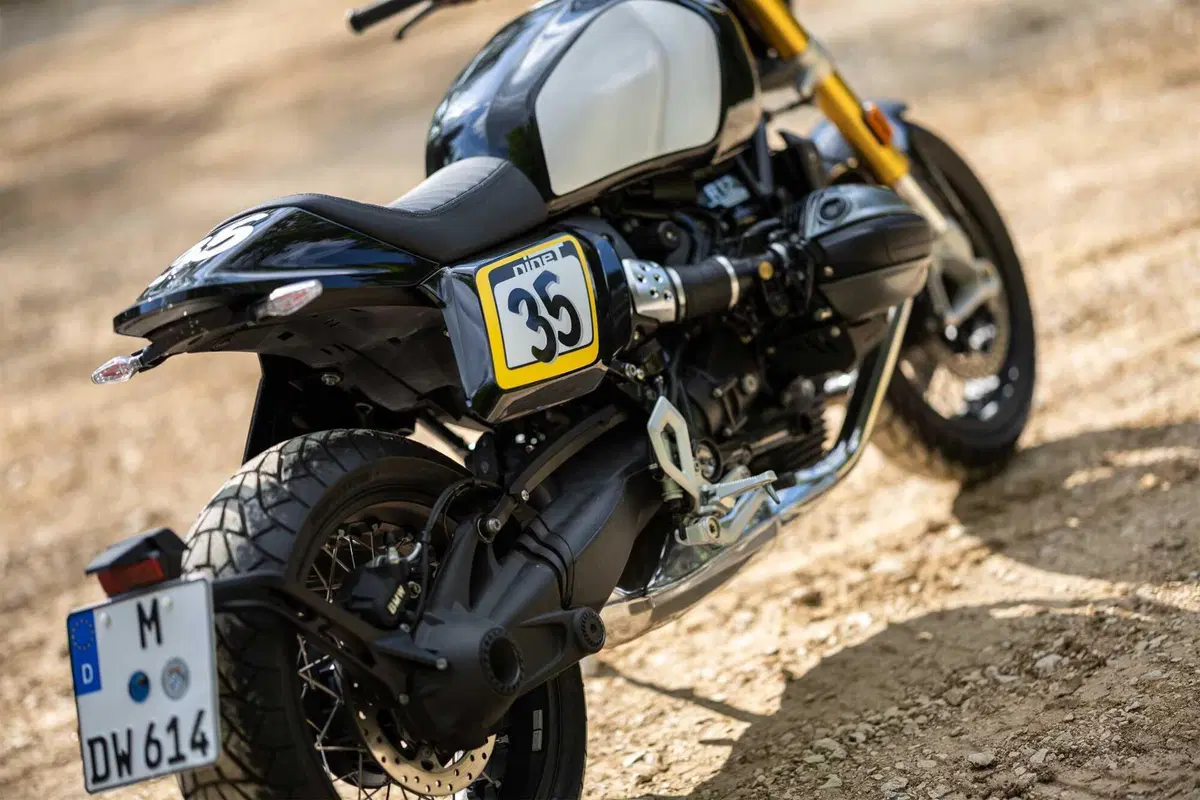 BMW Motorrad lancia The Tracker, il pack flat track per la R 12 nineT (3)