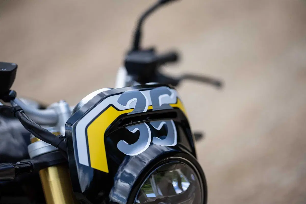 BMW Motorrad lancia The Tracker, il pack flat track per la R 12 nineT (2)