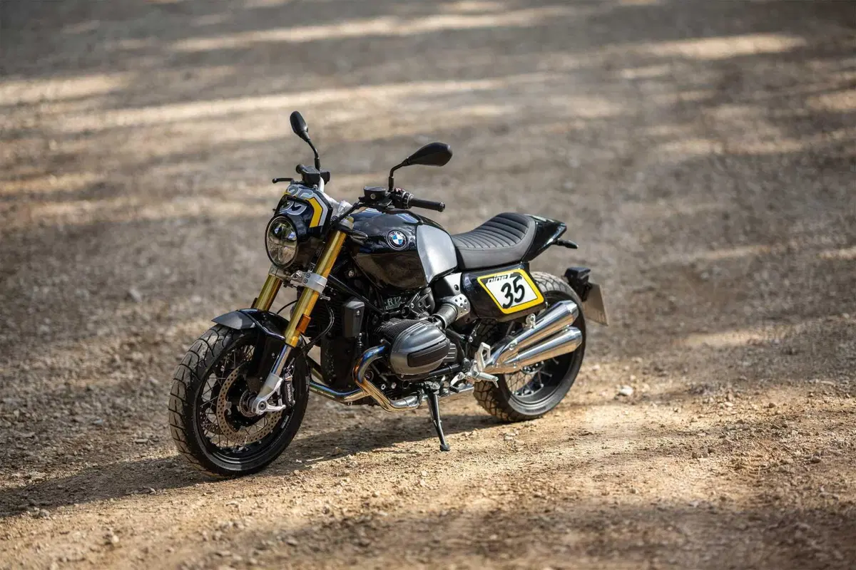 BMW Motorrad lancia The Tracker, il pack flat track per la R 12 nineT (9)