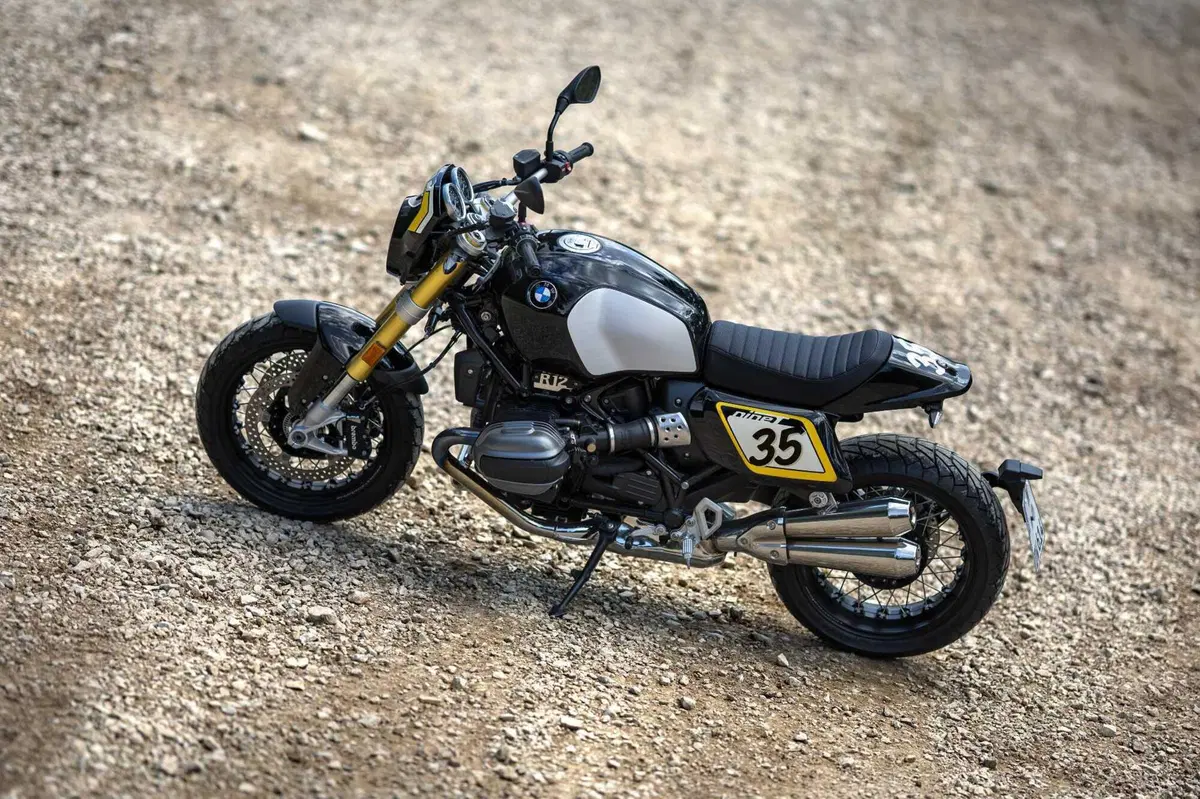 BMW Motorrad lancia The Tracker, il pack flat track per la R 12 nineT (10)