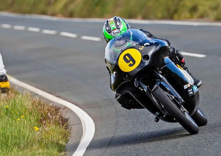 Classic TT 2025: la Historic Senior va a Browne! McGuinness si ritira per una foratura 