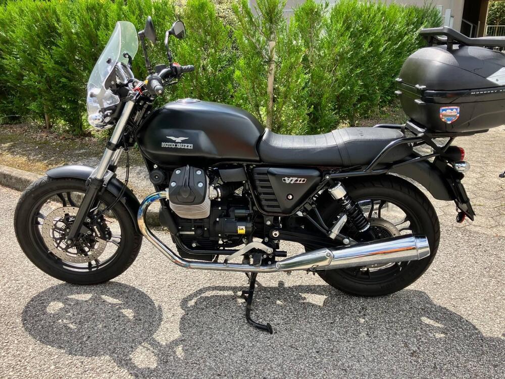 Moto Guzzi V7 II Stone (2015 - 17) (2)