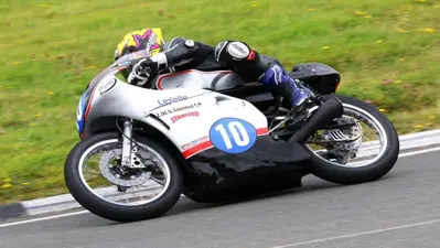 Classic TT 2025: Jordan vince la Historic Junior, Bottalico &egrave; nono. Il maltempo costringe alla cancellazione della Senior Classic 