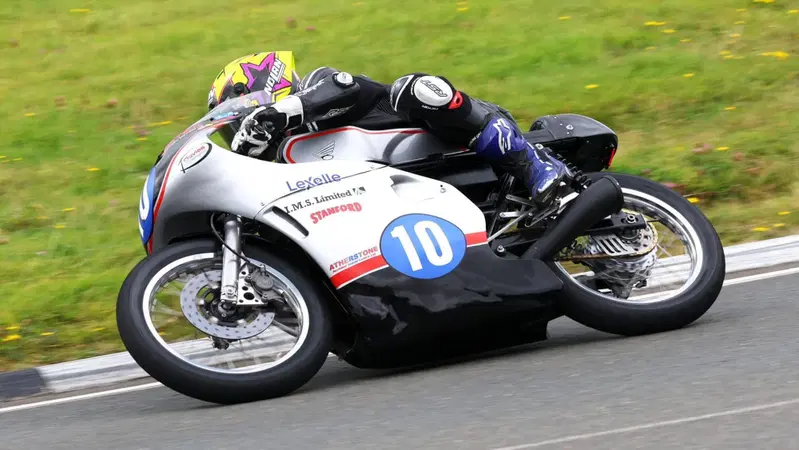 Classic TT 2025: Jordan vince la Historic Junior, Bottalico &egrave; nono. Il maltempo costringe alla cancellazione della Senior Classic 