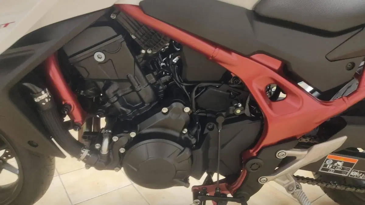 Honda CB 750 Hornet (2023 - 24) (15)