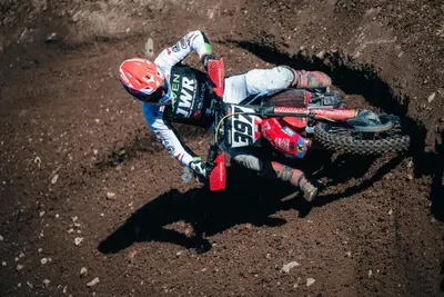 Vi portiamo dietro le quinte del Mondiale MXGP e vi facciamo scoprire tutti i segreti di un weekend di gara [VIDEO]