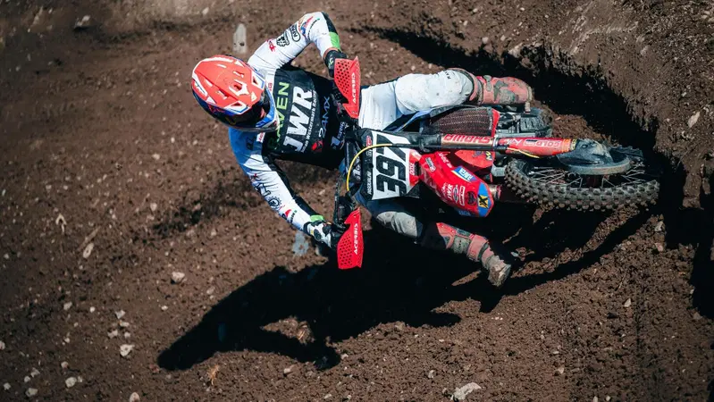 Vi portiamo dietro le quinte del Mondiale MXGP e vi facciamo scoprire tutti i segreti di un weekend di gara [VIDEO]