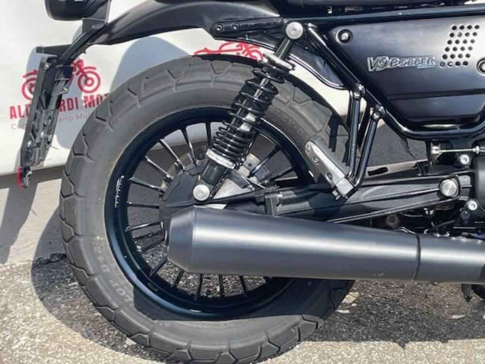 Moto Guzzi V9 Bobber (2021 - 25) (4)