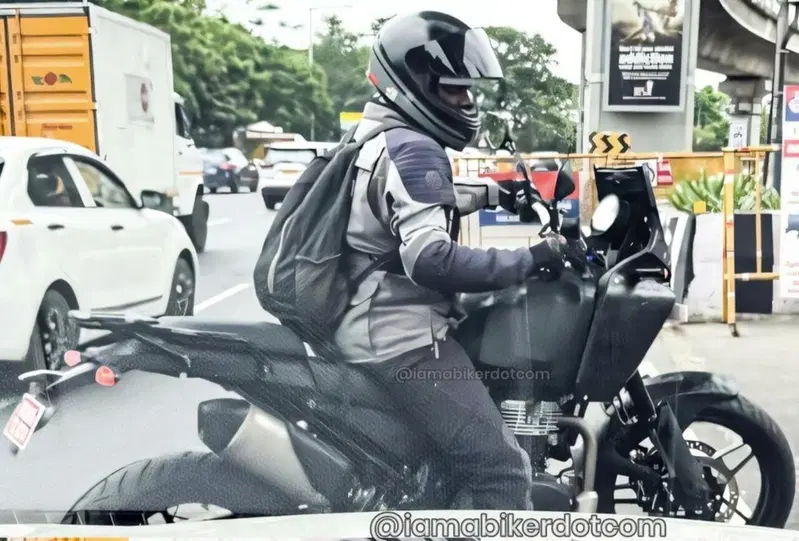 Foto spia della futura Himalayan "touring" con bicilindrico in linea e cerchi in lega