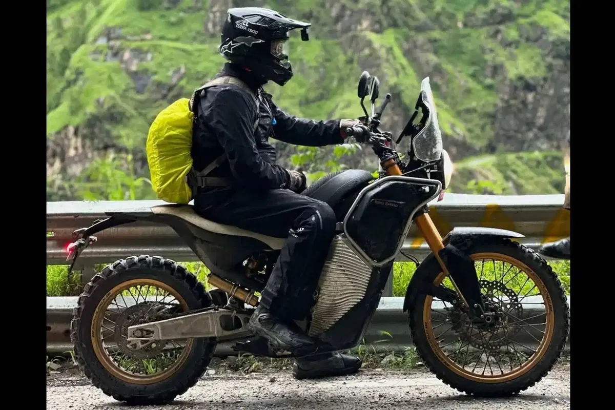 La Himalayan elettrica sempre pi&ugrave; vicina: anche Carlos Checa nei test