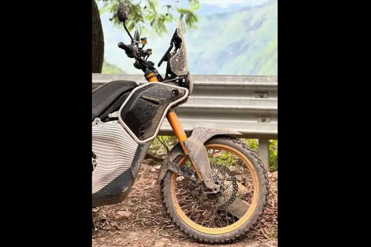 La Himalayan elettrica sempre più vicina: anche Carlos Checa nei test (3)