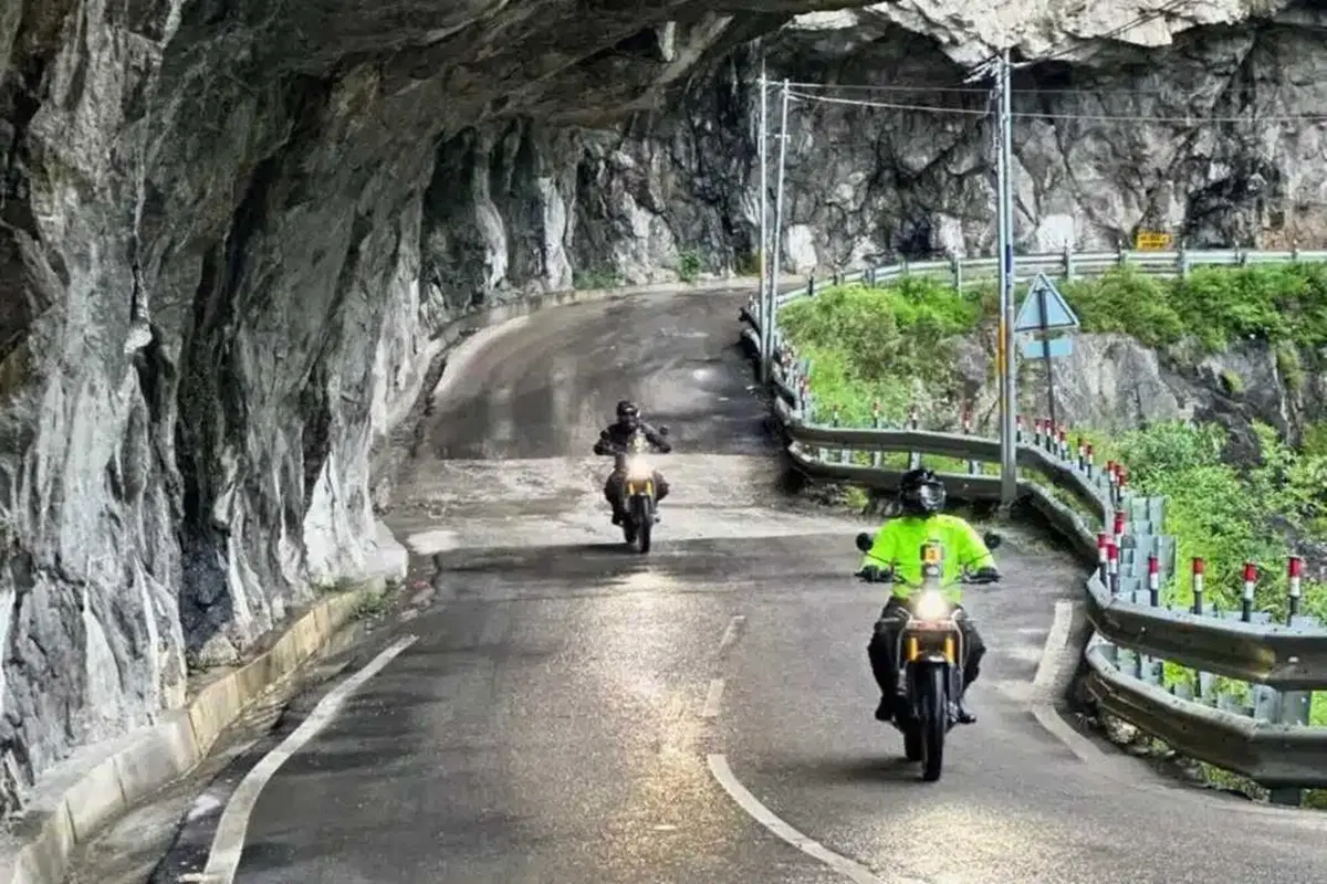 La Himalayan elettrica sempre più vicina: anche Carlos Checa nei test (5)