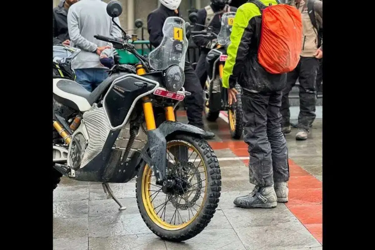 La Himalayan elettrica sempre più vicina: anche Carlos Checa nei test (6)