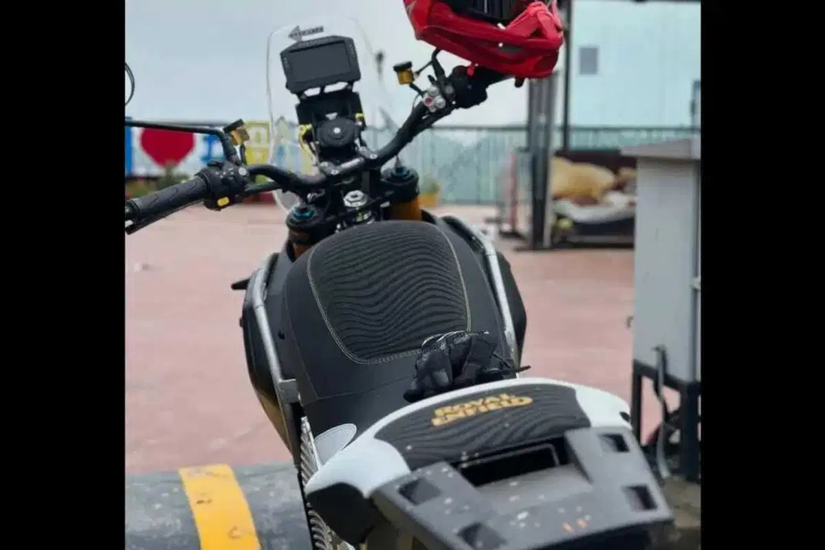 La Himalayan elettrica sempre più vicina: anche Carlos Checa nei test (8)