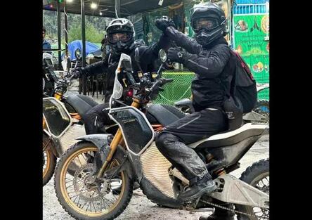 La Himalayan elettrica sempre più vicina: anche Carlos Checa nei test