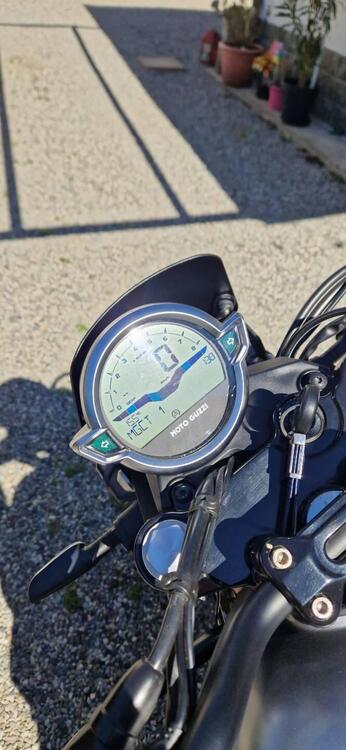 Moto Guzzi V7 Stone Centenario (2021 - 22) (3)